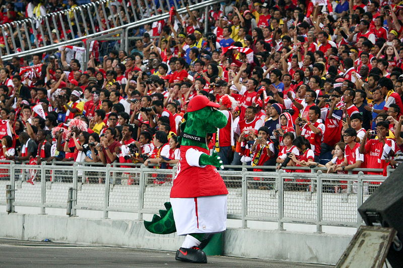arsenal mascot gunner greets fans