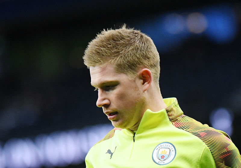 kevin de bruyne warming up for man city close uo