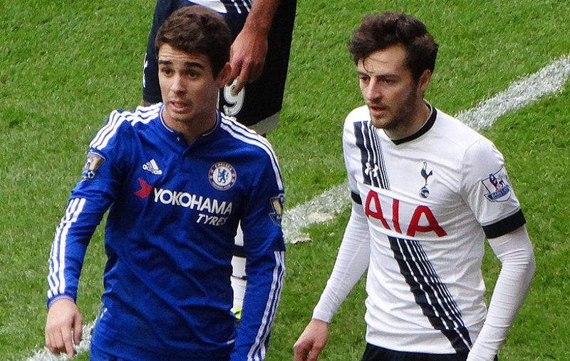 ryan mason playing for spurs with oscar from chelsea