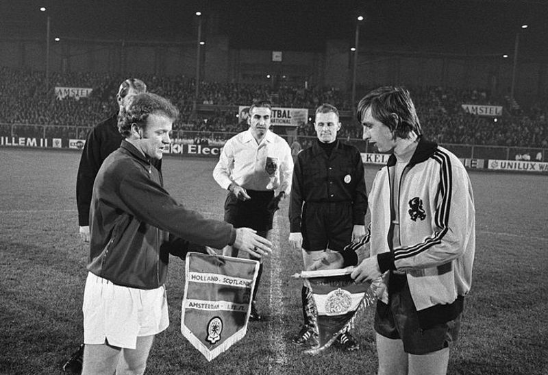 billy bremner and johan cruyff shake hands before game in 1971