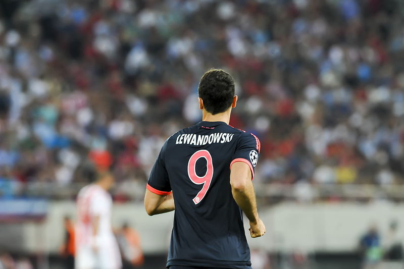 robert lewandowski back to camera showing name and number