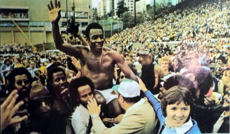 pele being carried and adored by a crowd
