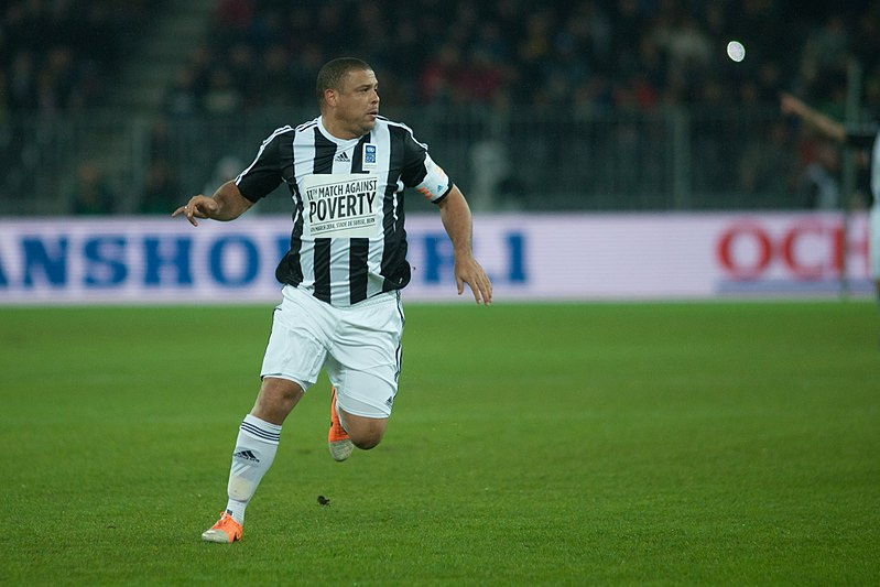 ronaldo nazario playing 2014 in charity match against poverty