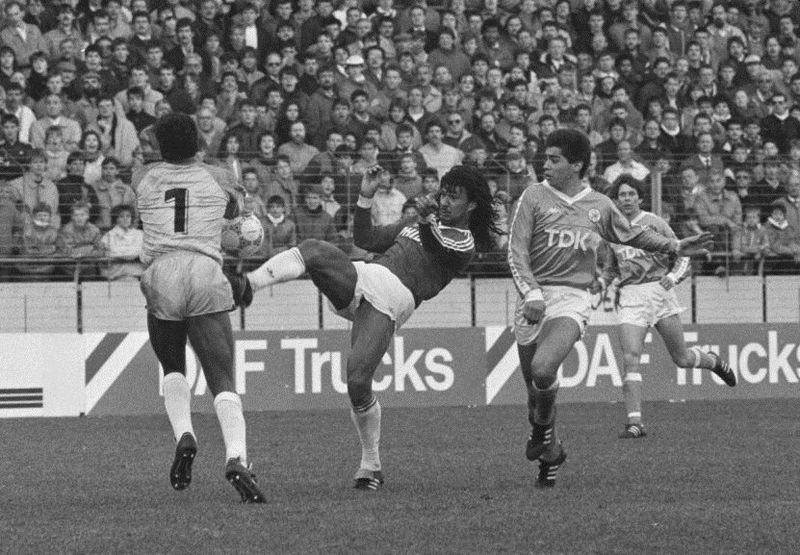 ruud guillit in a duel with stanley menzo